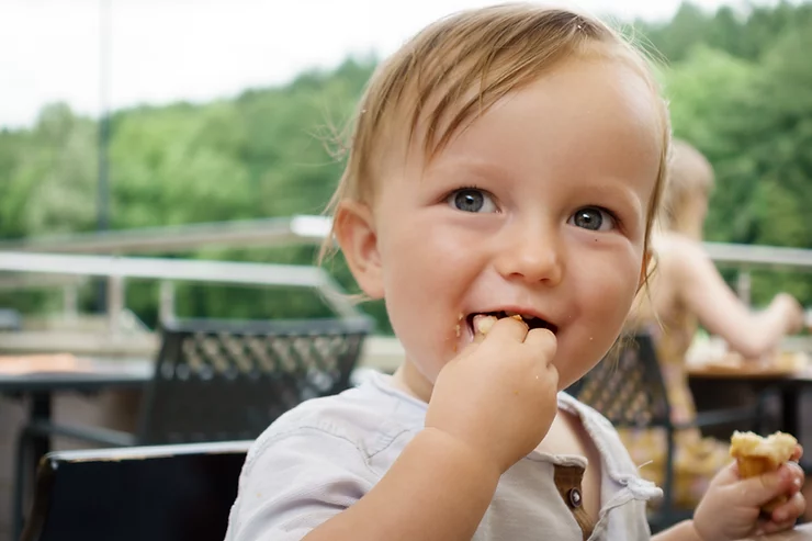 toddelr eating food